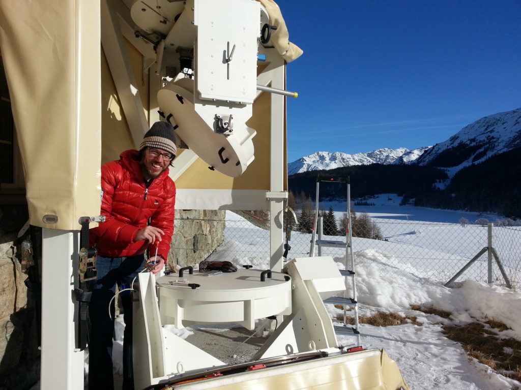 Markus Suter of Davos Instruments is repairing the heliostat.